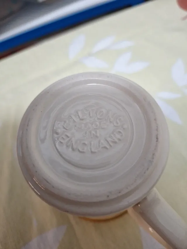 Taza de cerámica inglesa, artesanía del mimbre.