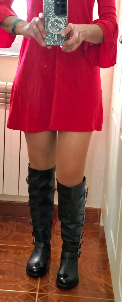 Botas altas de piel negras con hebillas