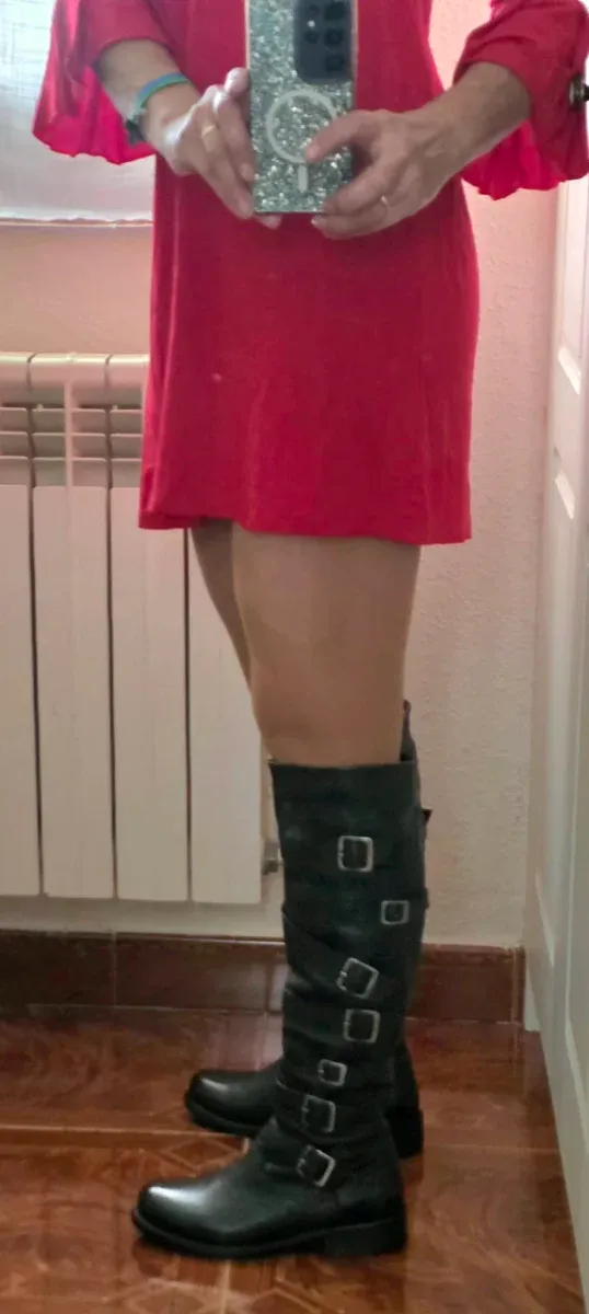 Botas altas de piel negras con hebillas