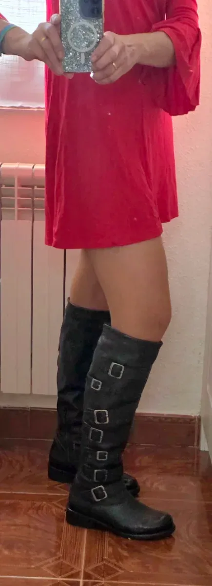 Botas altas de piel negras con hebillas