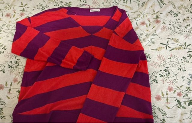 Jersey de pico con rayas moradas y rojas