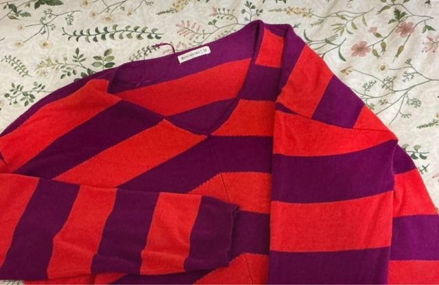 Jersey de pico con rayas moradas y rojas
