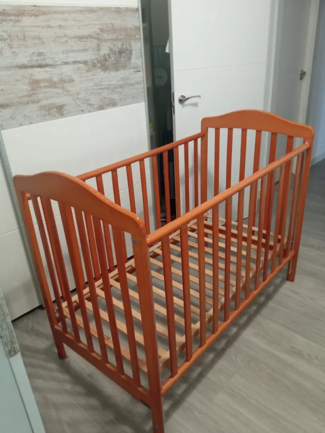 Cuna de madera para bebé con ropa de cama