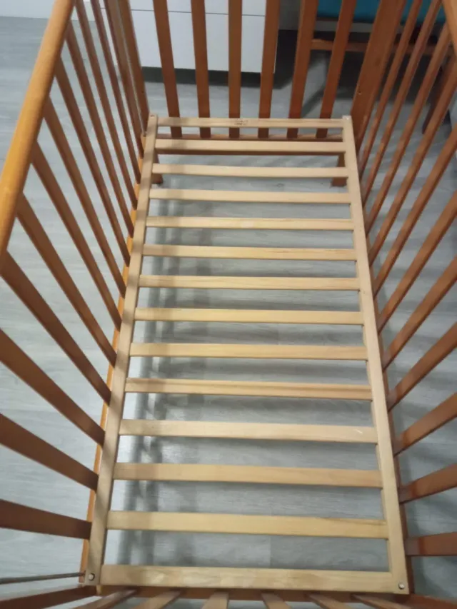 Cuna de madera para bebé con ropa de cama