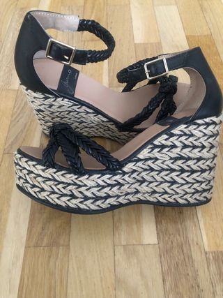 Sandalias cuña Gaimo,negras y beige