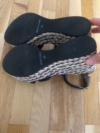 Sandalias cuña Gaimo,negras y beige