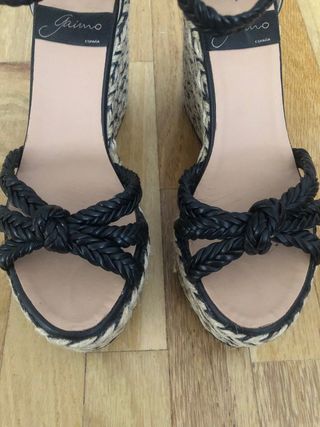 Sandalias cuña Gaimo,negras y beige