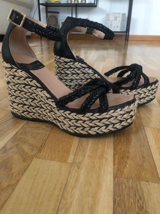 Sandalias cuña Gaimo,negras y beige