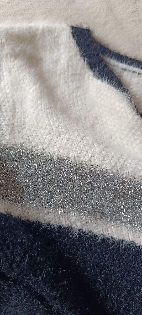 Jersey de punto negro, blanco y plateado