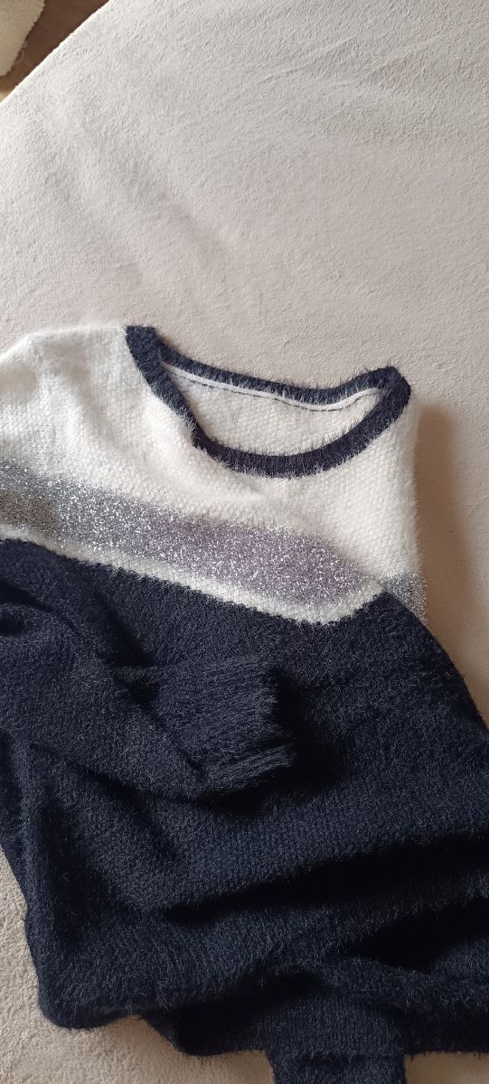 Jersey de punto negro, blanco y plateado