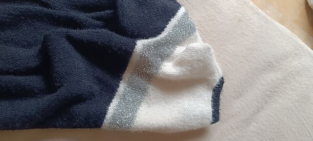 Jersey de punto negro, blanco y plateado