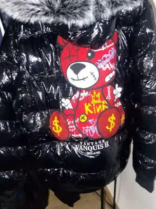 Chaquetón negro con osito rojo