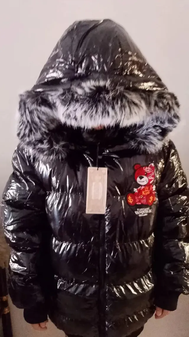 Chaquetón negro con osito rojo