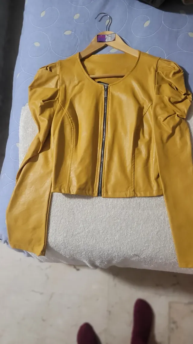 Chaqueta corta amarilla efecto piel
