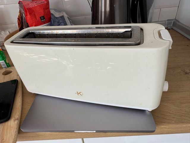 Tostadora K blanca y plateada