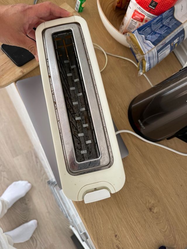 Tostadora K blanca y plateada