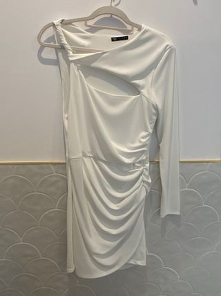 Vestido Zara blanco drapeado asimétrico