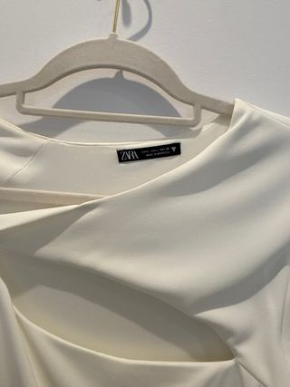 Vestido Zara blanco drapeado asimétrico