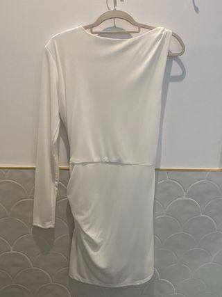 Vestido Zara blanco drapeado asimétrico
