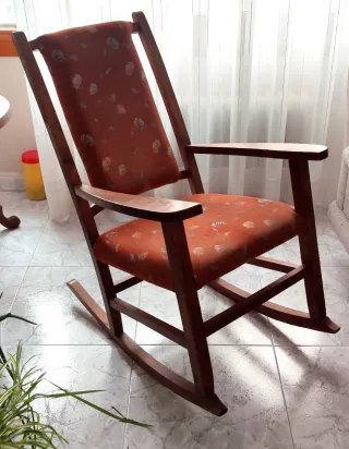 Mecedora antigua tapizada madera