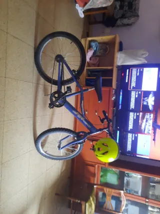 Bicicleta niño azul con casco