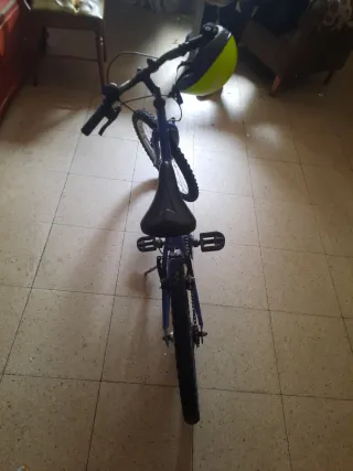Bicicleta niño azul con casco