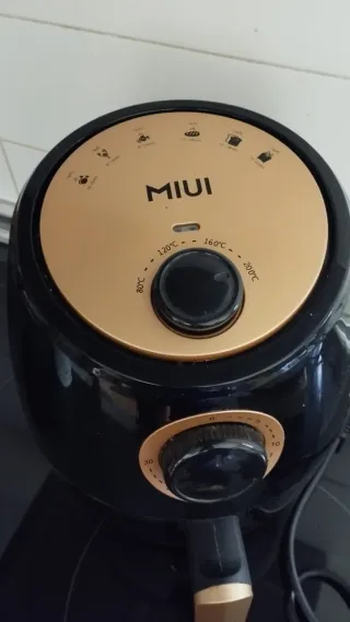 Freidora de aire negra con detalles dorados