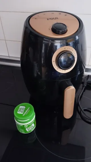 Freidora de aire negra con detalles dorados