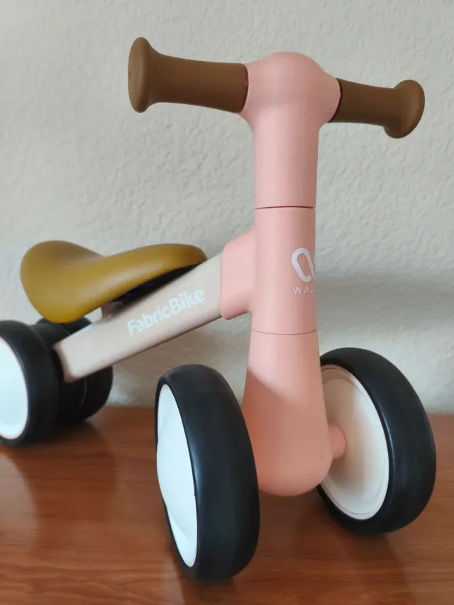 Bicicleta sin pedales rosa y beige