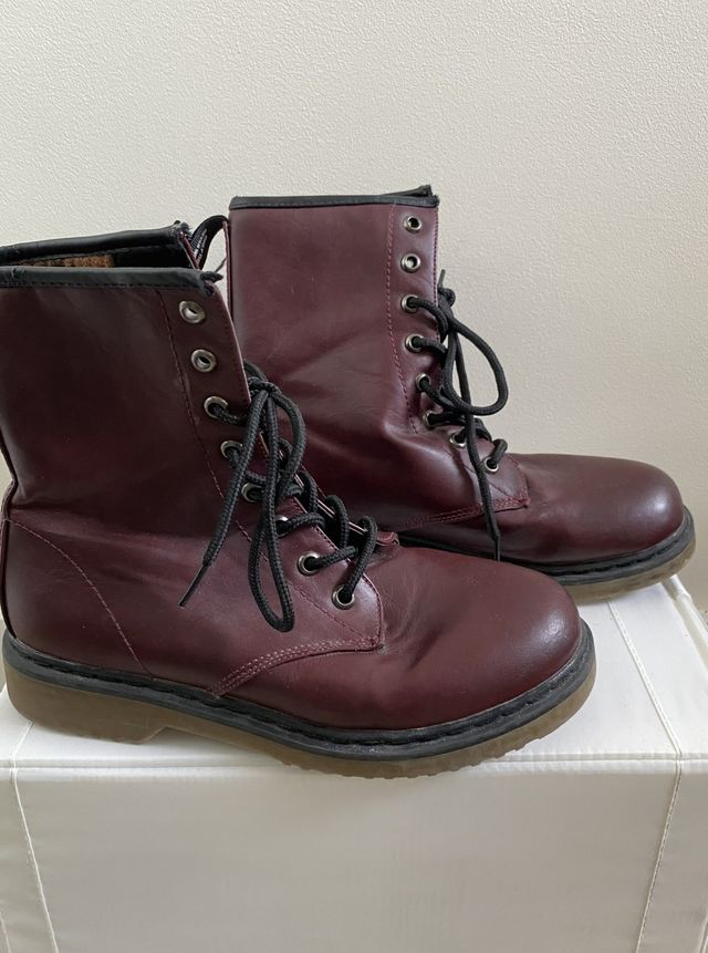 Botas granates con cordones