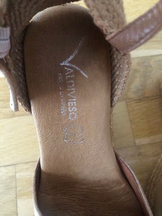 Sandalias cuña doradas