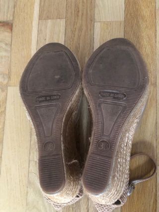 Sandalias cuña doradas
