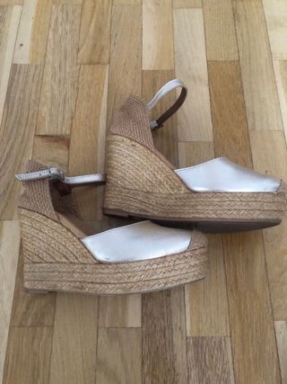 Sandalias cuña doradas