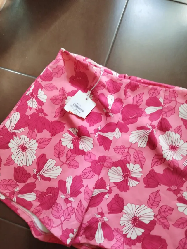 Shorts florales rosas y blancos