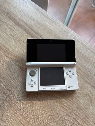 Nintendo 3DS Blanca y plateada