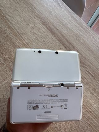 Nintendo 3DS Blanca y plateada