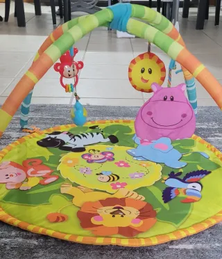 Parque de atividades para bebé com brinquedos