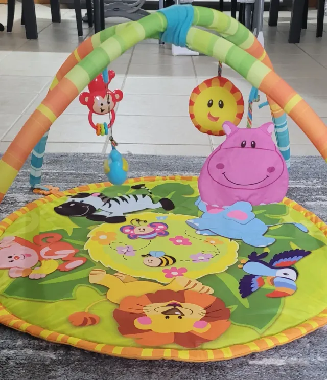 Parque de atividades para bebé com brinquedos
