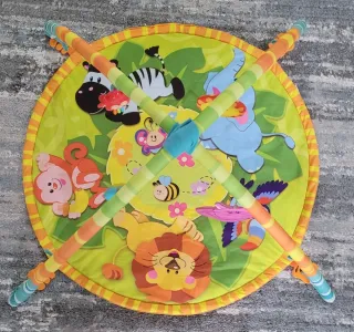 Parque de atividades para bebé com brinquedos