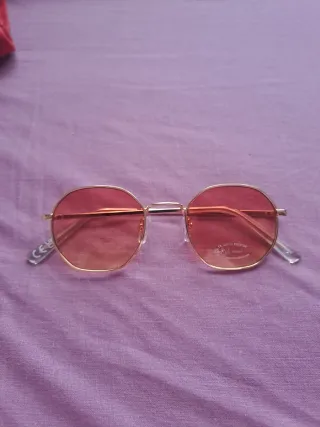 Gafas de sol doradas con lentes rosas