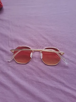 Gafas de sol doradas con lentes rosas