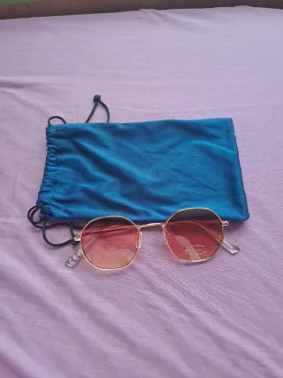 Gafas de sol doradas con lentes rosas