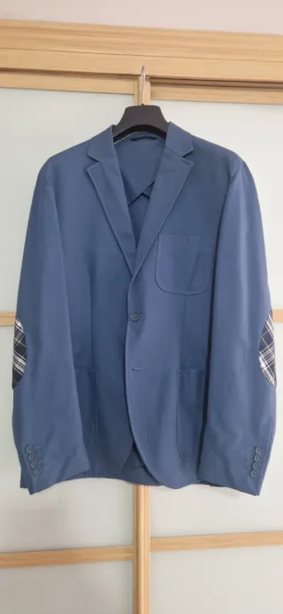 Americana azul con coderas