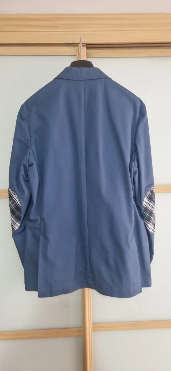 Americana azul con coderas