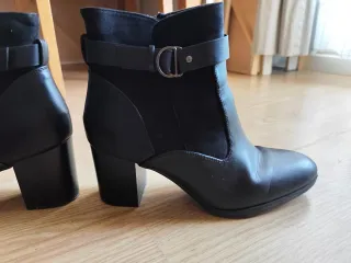 Botines negros con hebilla