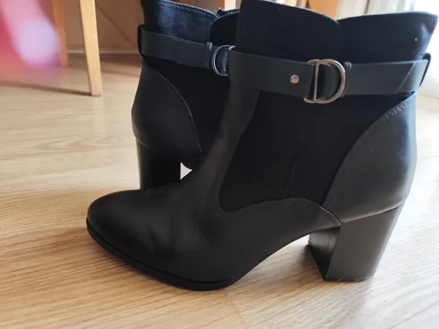 Botines negros con hebilla
