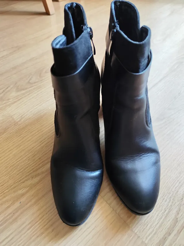 Botines negros con hebilla