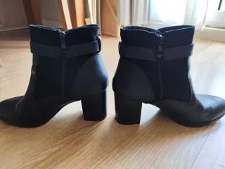 Botines negros con hebilla