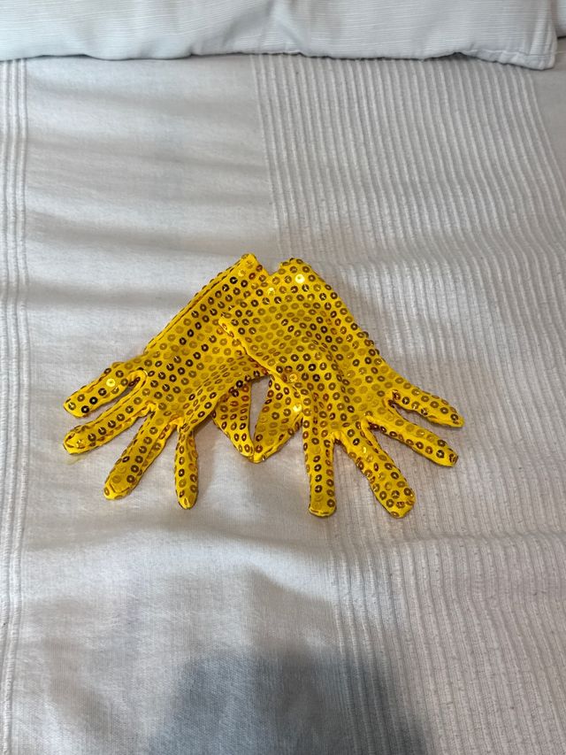 Guantes dorados con lentejuelas