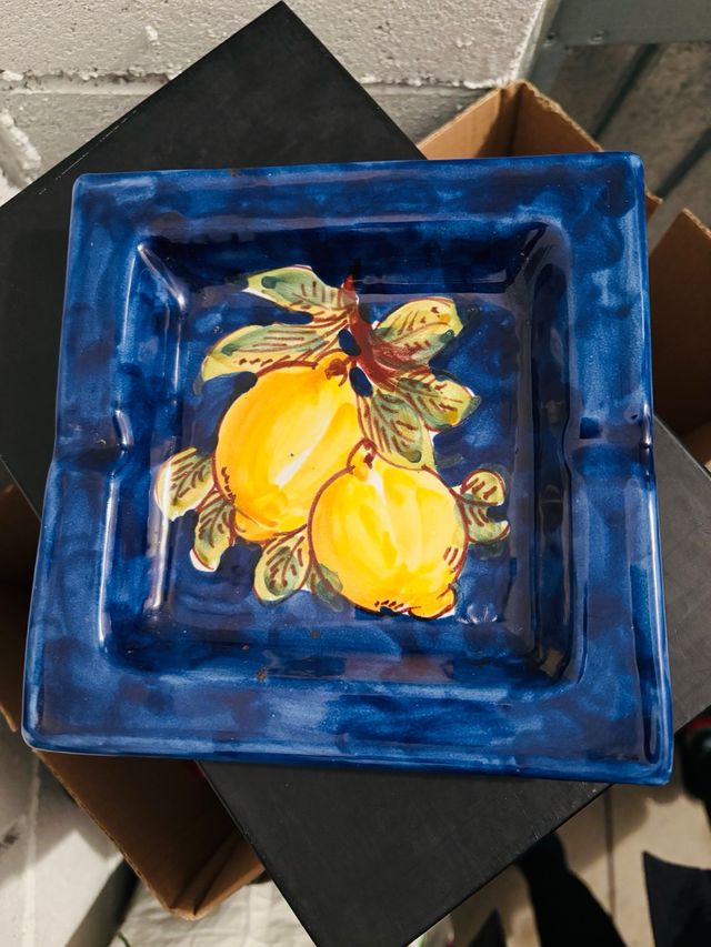 Piatto decorato con limoni blu